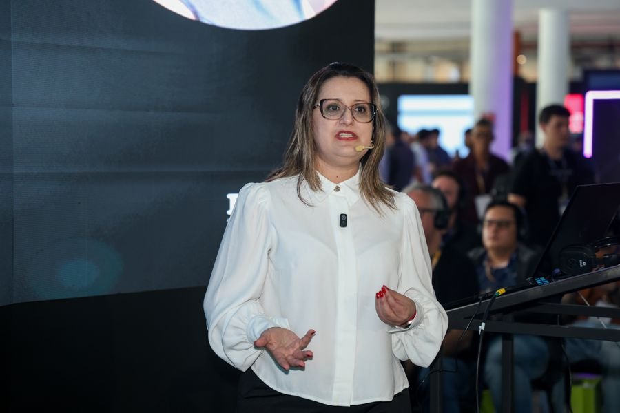 ArtigoByteACBr_foto1_flaviapalco Palestra Flávia Pissolatto, CEO da Byte Comunicação, no Dia do ACBr 2025